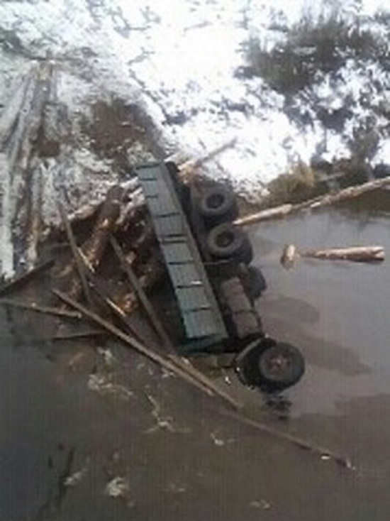 В Ивановской области «КАМАЗ» с моста упал в реку
