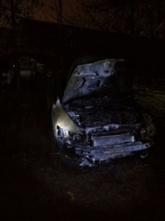 Ночью в центре Ярославля сгорело три автомобиля