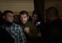 В Сети начинают появляться видеосвидетельства вчерашнего позора в Одессе, где группа агрессивных молодчиков сорвала моноспектакль Константина Райкина