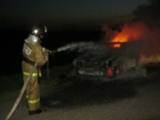 В Оренбурге на остановке загорелась машина 