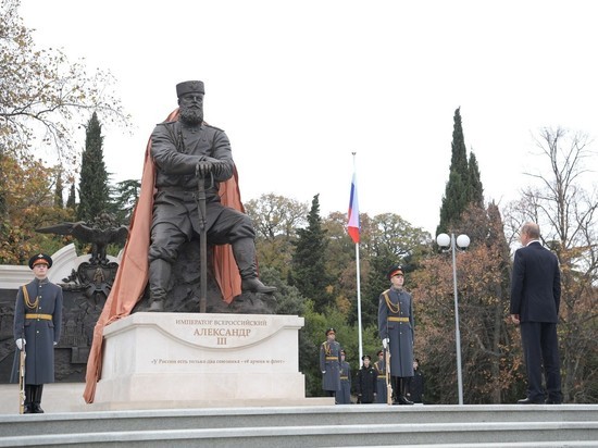 Монумент и стелу в Ялте накануне открыл Владимир Путин  