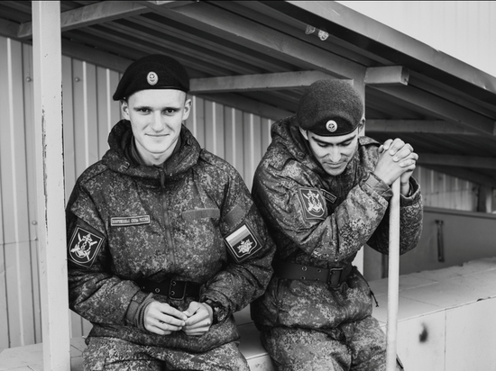 В вузах Крыма проходит фотопроект «В армию – с улыбкой!»