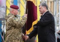 Петр Порошенко сообщил, что теперь береты украинских десантников будут соответствовать стандарту НАТО — вместо голубых они станут темно-бордовыми