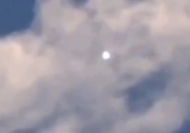В интернете стремительно набирает популярность видео, на котором светящийся НЛО заставляет исчезнуть облако вокруг себя