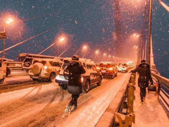 Жители Владивостока уверены, что плохая работа муниципалитета привела к тому, что рядовое погодное явление парализовало весь город