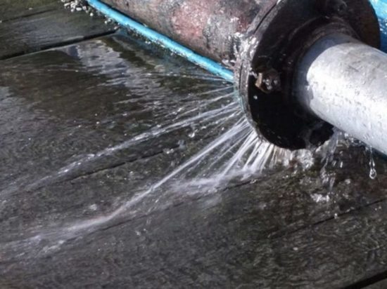 В Оренбурге ночной порыв трубопровода оставил без воды 2420 горожан