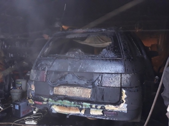В Рыбинске автомобиль сгорел вместе с гаражом