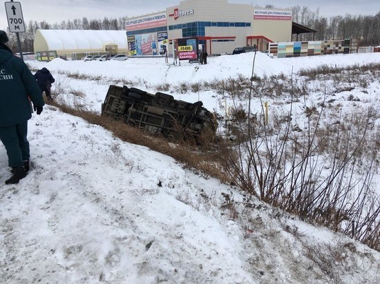 Микроавтобус перевернулся в Алтайском крае, пострадали пассажиры
