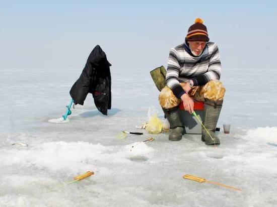Приморцы отправились за уловом на тонкий лед Амурского залива