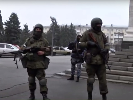 Накануне в центре Луганска появились вооруженные люди в масках