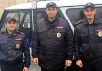 Трое стражей порядка из Ставропольского края, рискуя жизнью, спасли пенсионера-инвалида, оказавшегося заблокированным в доме, где произошел пожар