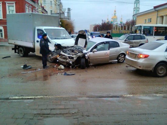 На пересечении улиц Советской и Степана Разина столкнулись не менее пяти машин