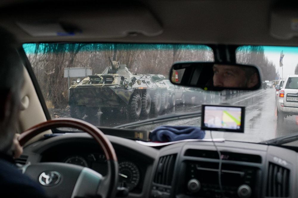 ОБСЕ показала фото военной техники и "зеленых человечков" в Луганске