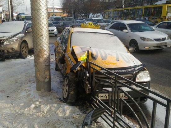 В Иркутске такси врезалось в забор