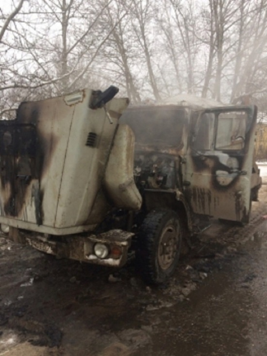 В Ярославле днём сгорел грузовик