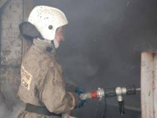 В Оренбурге на улице Потехина сгорел вагончик  для строителей 