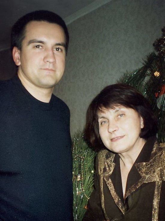 Глава Крыма показал семейное фото и поздравил женщин с Днем матери