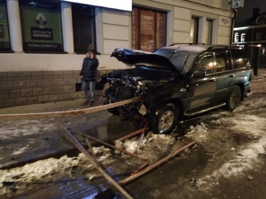 В Рыбинске «Тойота Лэнд Крузер» снес ограждения