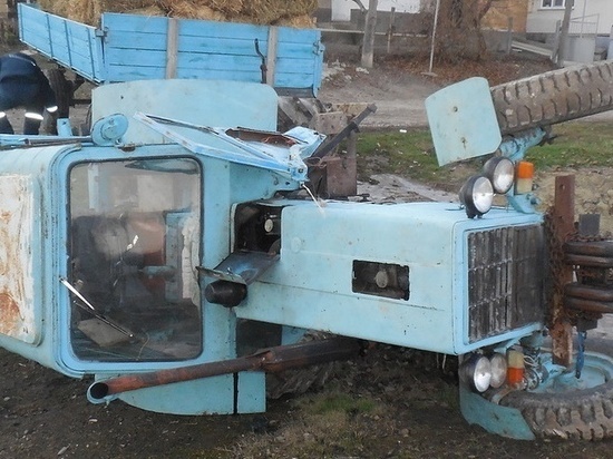 В Бахчисарае трактор опрокинулся в кювет