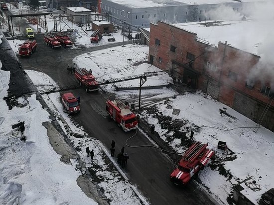 В Барнауле 32 огнеборца тушили 50 кв. метров шинного комбината