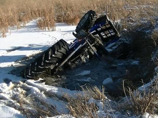В Алтайском крае тракторист утонул, опрокинув трактор в озеро