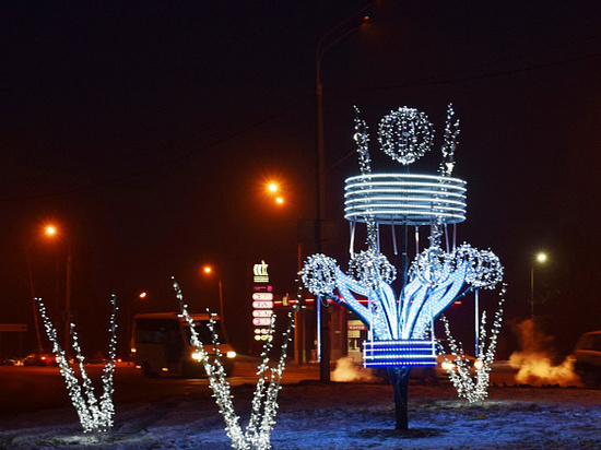 В Барнауле новогодние композиции засверкали разноцветными огнями