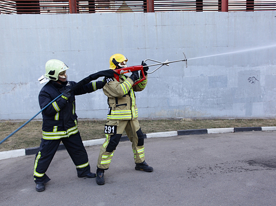Московские пожарные показали, как работает установка «Кобра»