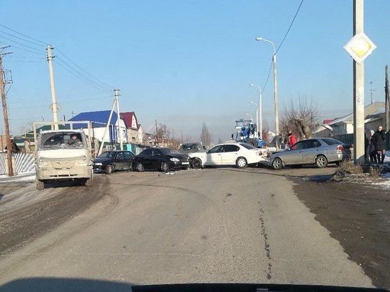 Массовое ДТП в Барнауле «перегородило» проезд на перекрестке