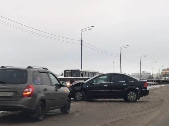 На Толбухинском мосту в Ярославле «Форд» влетел в отбойник