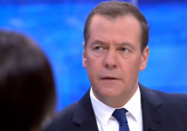 Премьер-министр России Дмитрий Медведев в ходе своей пресс-конференции затронул вопрос предстоящих в стране президентских выборов. Он пообещал поддержать кандидатуру Путина и объяснил, почему в его долгом нахождении у власти нет ничего плохого. 
