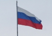 Сразу на нескольких административных зданиях в Луганске в дополнение к флагам самопровозглашенной ЛНР появились российские триколоры