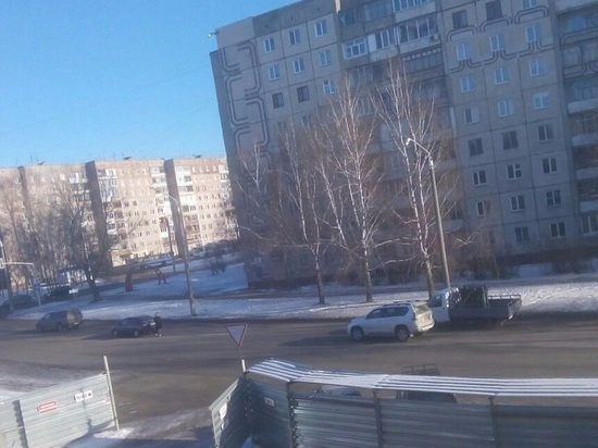 Открутившееся колесо «Газели» «догнало» иномарку в Барнауле