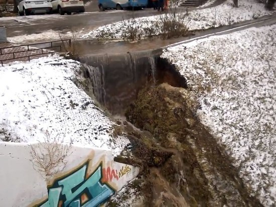 Утечка воды на набережной Федоровского размыла верхний слой грунта