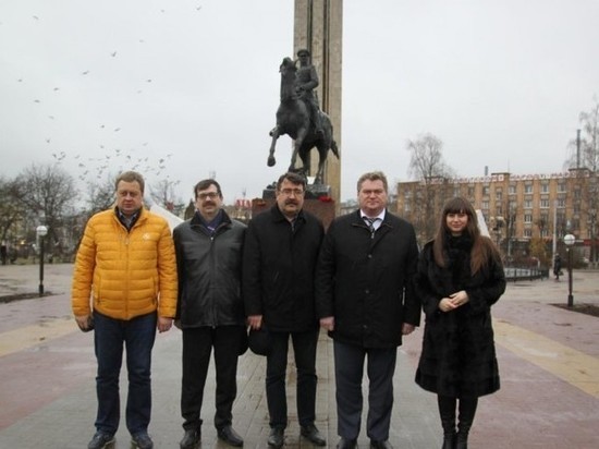 СМИ возложили цветы к памятнику Маршала Жукова в Калуге 