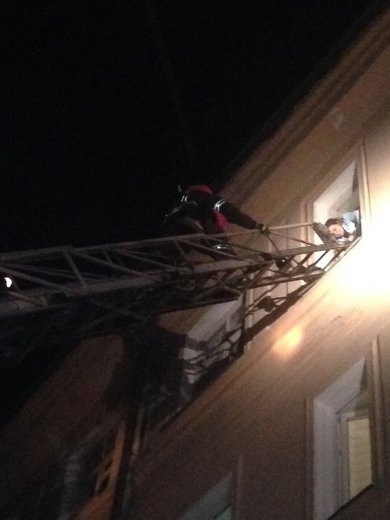 Пожарные спасли четверых новосибирцев из горящего дома