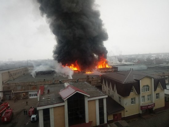 В Оренбурге на проспекте Победы горит торговый центр