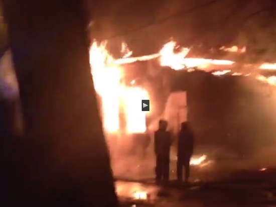 Очередной нежилой дом сгорел в Калуге. Видео