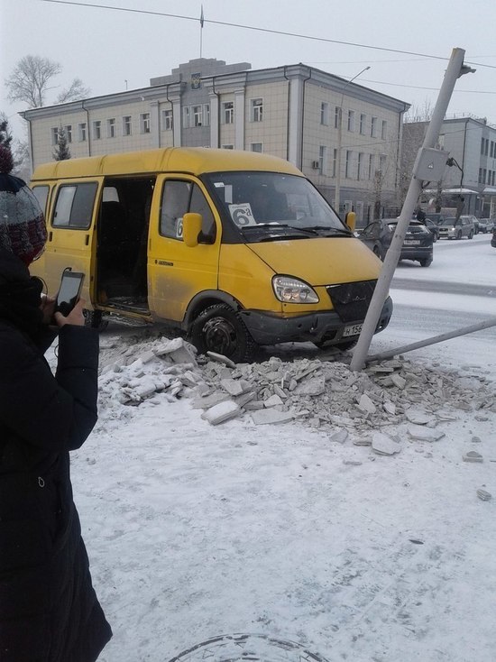 В Туве на сотрудницу «Единой России» упал сбитый газелью светофор