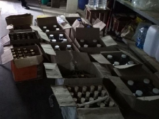 Полицейские нашли 300 литров контрафактного алкоголя в гараже в Калужской области