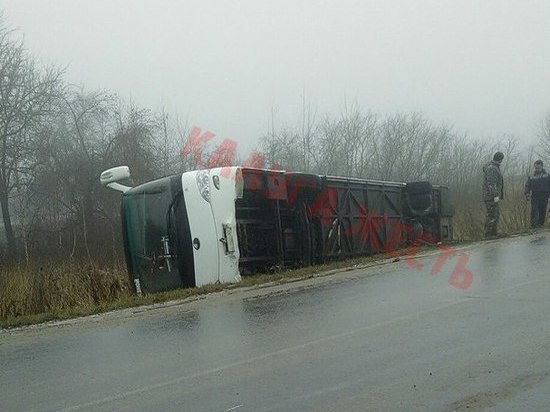 Служебный автобус перевернулся под Калугой