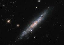 Специалисты американского аэрокосмического агентства NASA, работающие с орбитальным телескопом Hubble, представили снимок галактики ESO 580-49 в созвездии Весов