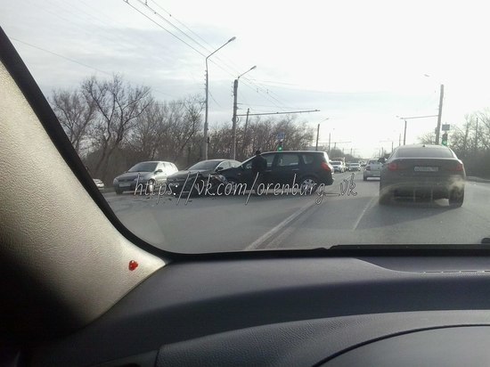 Улица Донгузская в очередной раз встала в километровую пробку из-за аварии