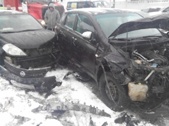 Тройное ДТП в Ярославле -  столкнулись «Тойота» и два «Нисана»