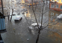 Рано утром 3 декабря в соцсетях появились фотографии потопа в одном из омских дворов: на пересечении 4-й Транспортной и Берко Цемента произошел прорыв трубопровода