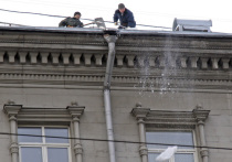 За роковую ошибку при уборке снега на крыше жилого дома заплатили свободой три гражданина из Средней Азии
