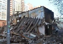 Жители многоэтажки, расположенной на Комсомольской улице, 106/1, обратились в уфимскую мэрию с требованием разобрать опасные развалины, находящиеся в опасной близости от их дома