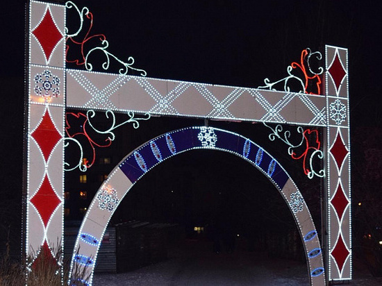 В Барнауле установили большие светящиеся ворота, шары и цветок