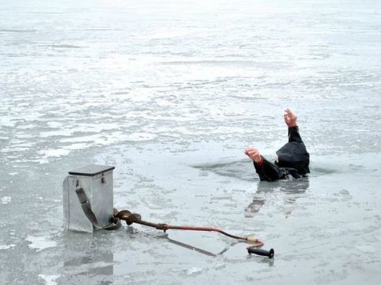 Рыбак из Лунева провалился под лед