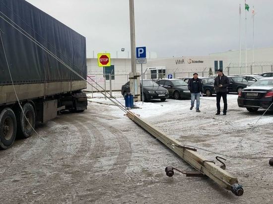В Серпуховском районе грузовик задел кузовом опору ЛЭП
