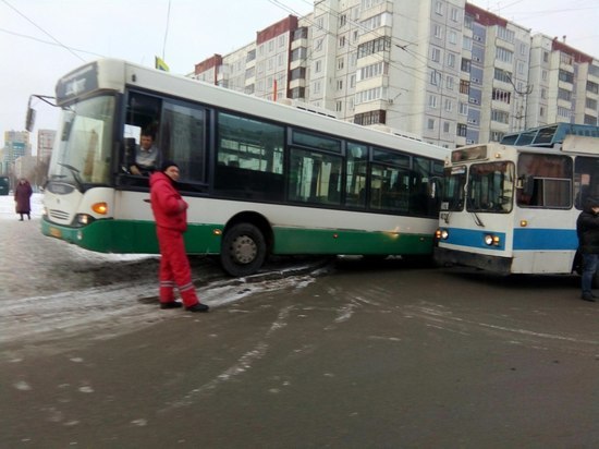 В Барнауле столкнулись автобус и троллейбус, образовалась пробка